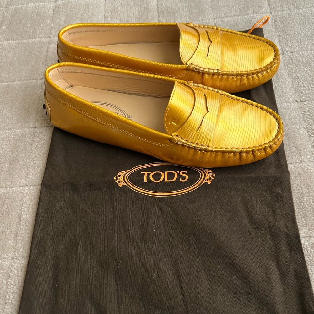 Tod’s Gommino Driving Shoes in Gold Patent Leather. Size 37.5